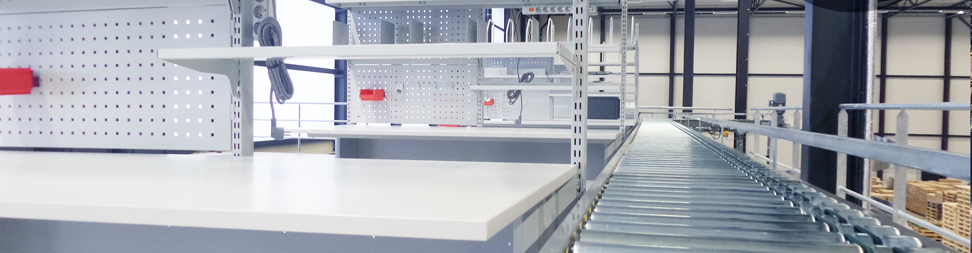 Sovella Nederland Treston inpaktafel naast transportband - logistieke werkplek - magazijn werktafel met accessoires