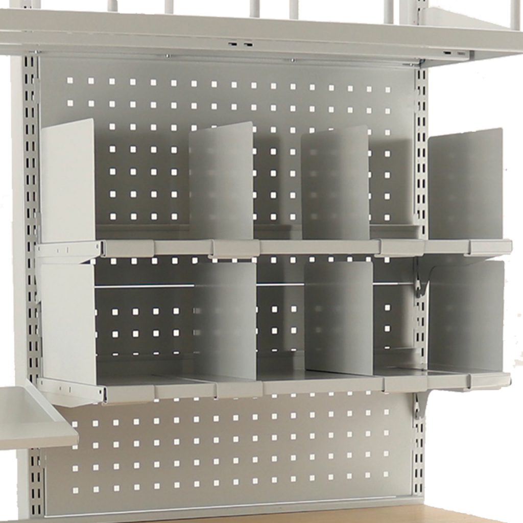 Sovella Nederland Treston inhaakbaar legbord met flexibele verdelers voor gifts, folder, enveloppen en bedankjes op een inpaktafel - logistieke werkplek - magazijn werktafel