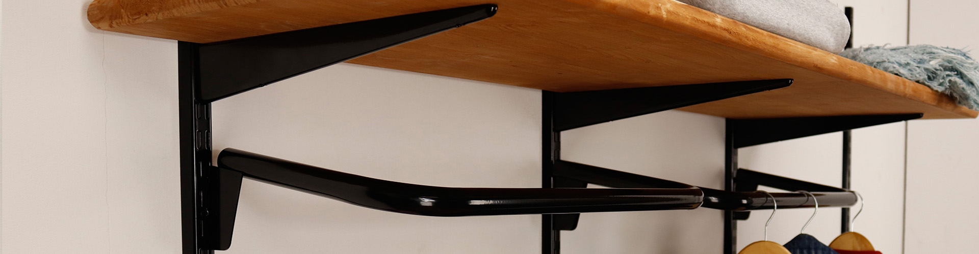 Sovella fipro wandrails met steigerhouten meubelen