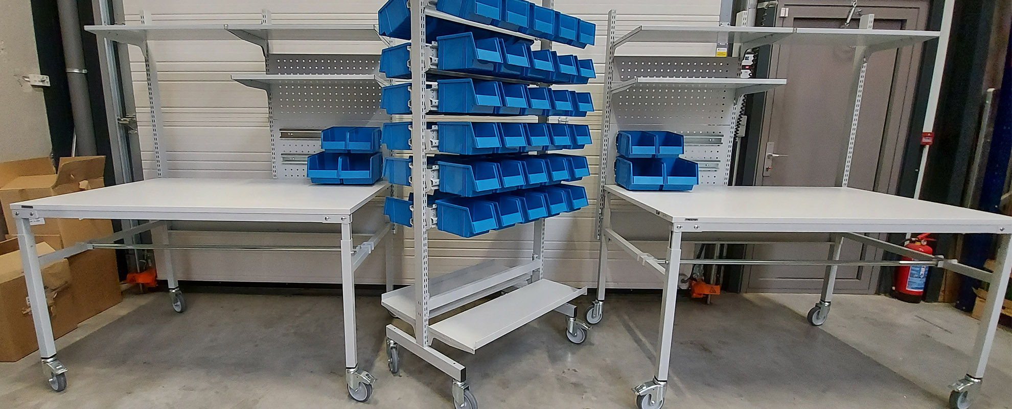 Treston TP inpaktafel met perfo zuilen opbouw en trolley nabij de inpaktafel - Sovella Nederland