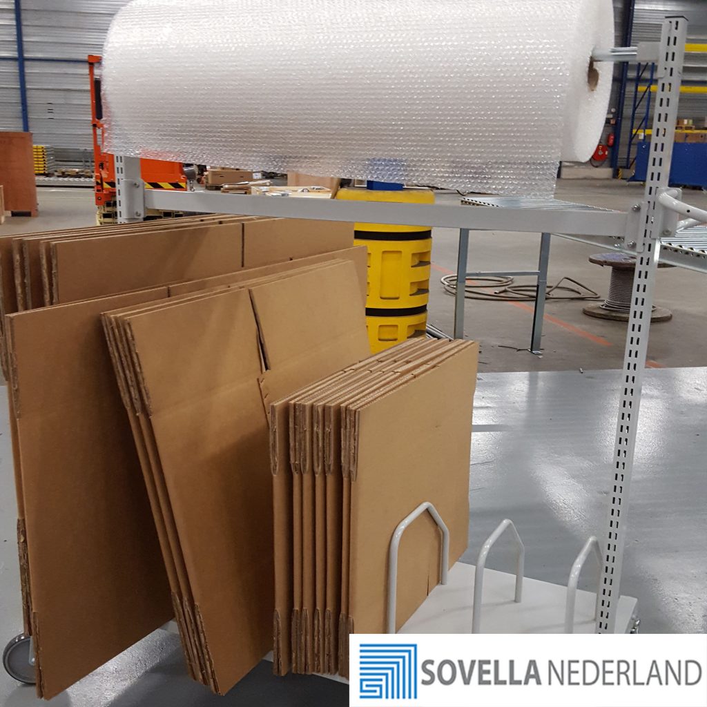 Sovella Nederland Treston kartontrolley modulair voor grote kartonnen en rol inpakfolie nabij de inpaktafel
