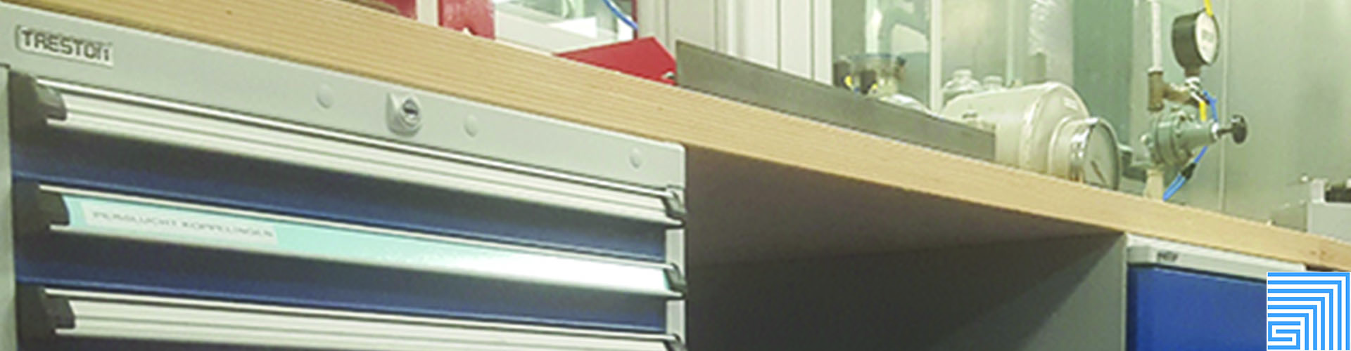 Sovella Nederland Treston ladekast type 55 onder een werktafelblad in een werkplaats